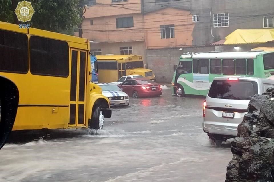 Calles cercanas a la presa resultaron inundadas.