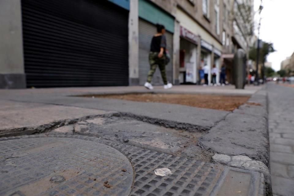 El chicle también se acumula en las alcantarillas.