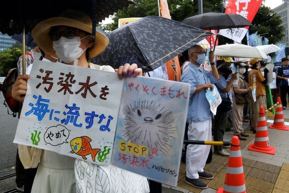 Un manifestante sostiene un cartel que dice 'No tiren agua contaminada en el mar', afuera de la oficina del Primer Ministro en Tokio.