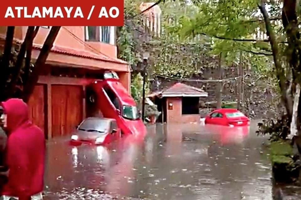 Diversas inundaciones y fuertes daños materiales se registraron tras la tormenta que azotó a la CDMX ayer por la tarde.