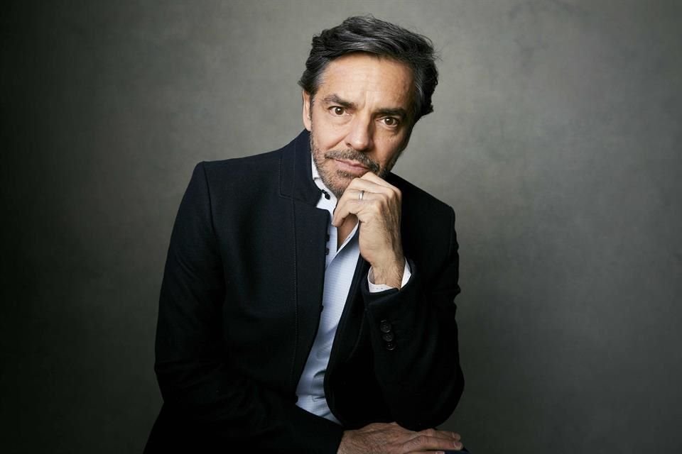 Eugenio Derbez compartió que su perrita Fiona murió después de 11 años de acompañarlo en sus travesías.