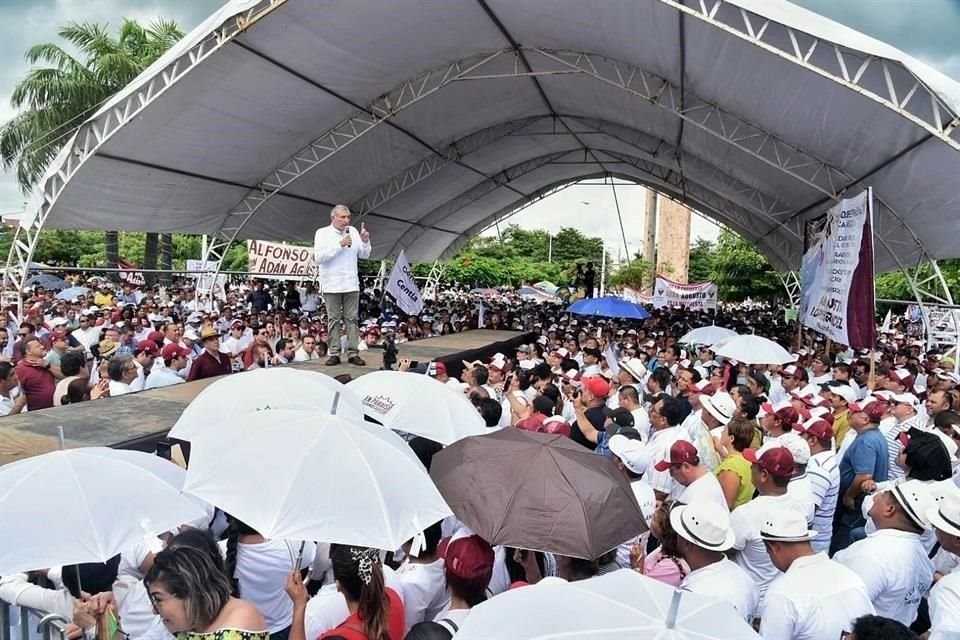 López en asamblea informativa en Paraíso, Tabasco.