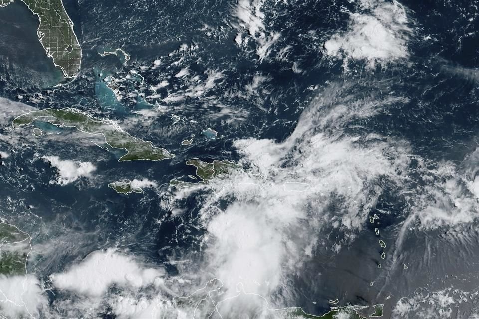 Imagen satelital de la tormenta tropical 'Franklin' aproximándose a la isla La Española.