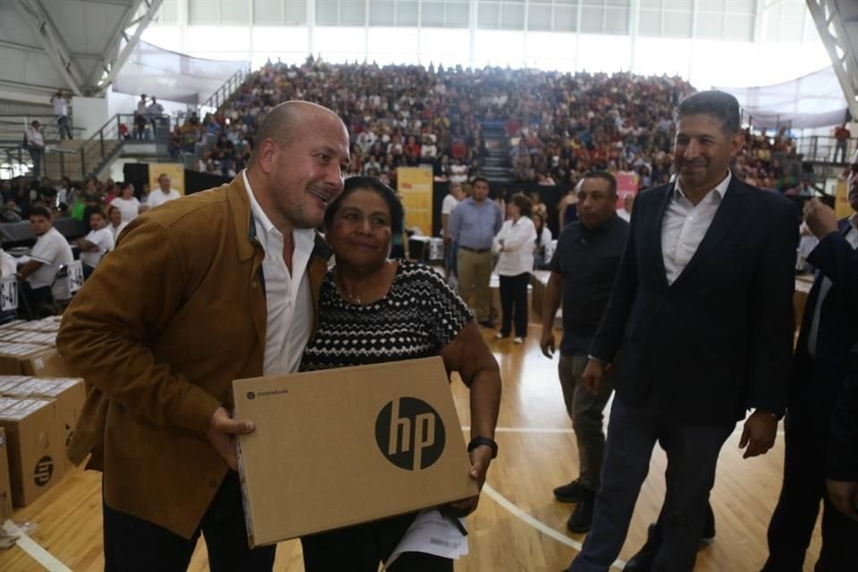 El Gobernador de Jalisco, Enrique Alfaro, encabezó la entrega de computadorasa docentes.