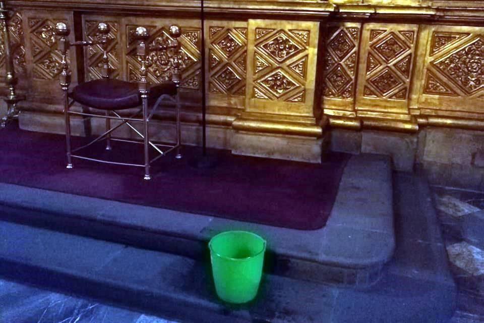 De acuerdo con la Arquidiócesis de México, las lluvias dejaron goteras en el Altar del Perdón, Altar Mayor y Altar de los Reyes, así como desprendimientos menores.