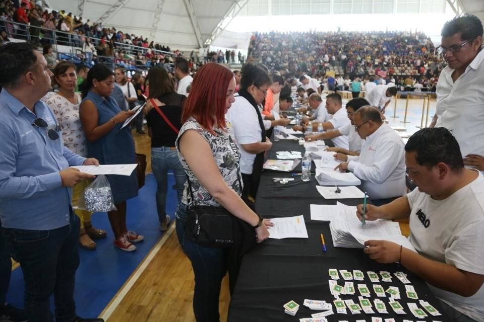 Con una primera entrega de 2 mil 500 equipos, el Gobierno de Jalisco inició la distribución de equipos de cómputo a docentes de primaria.