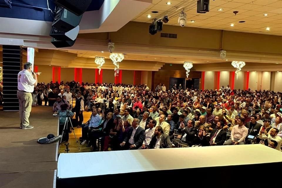 El aspirante morenista participó en el foro 'Economía para las familias en Ciudad Juárez'.