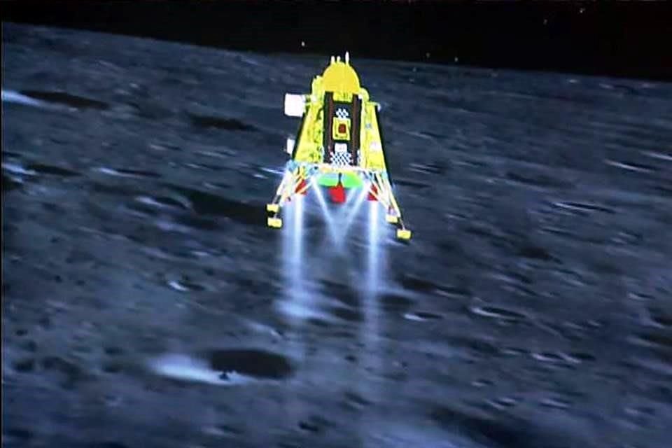 La nave espacial india Chandrayaan-3 logró exitoso aterrizaje en el polo sur de la Luna.