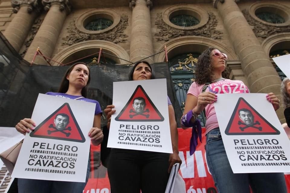 Mujeres exigen frente al Congreso local que Manuel Cavazos López no sea ratificado como Magistrado por abuso sexual hacia sus dos hijas menores de edad.