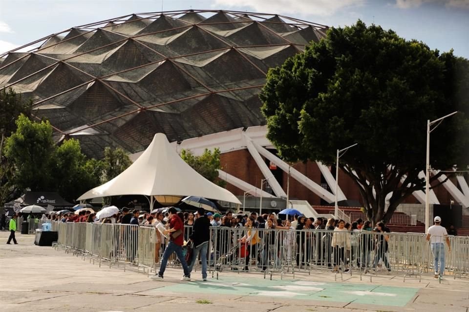 Swifties formados afuera del Palacio de los Deportes.