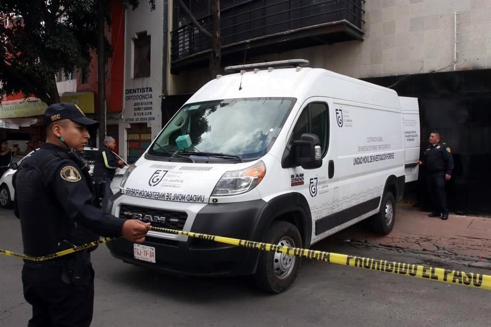 Los vecinos dijeron haber escuchado al menos tres detonaciones en el edificio.