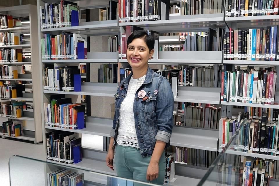 Cintia Ordaz coordina el espacio, que resguarda más de 13 mil títulos, además de materiales documentales.