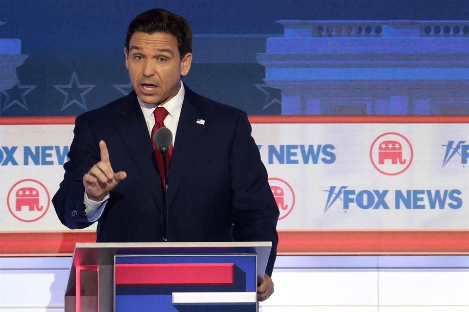 El Gobernador de Florida, Ron DeSantis, durante el primer debate republicano en Milwaukee, Wisconsin.