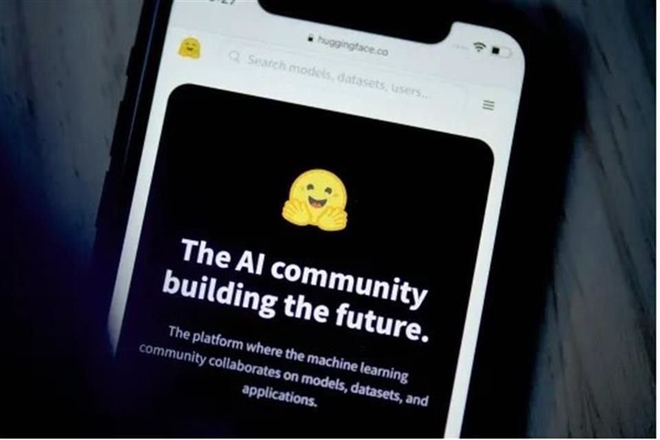 Hugging Face lleva el nombre de un emoji, la cara de abrazo, una carita sonriente enmarcada por dos manos abiertas.