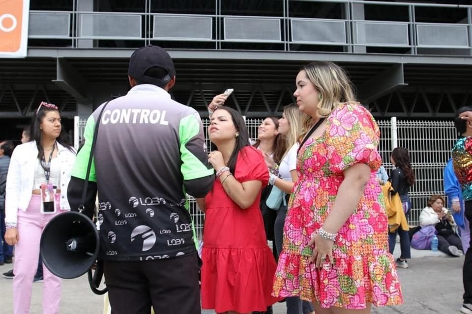 Tres fans de Taylor Swift viajaron desde República Dominicana para asistir a The Eras Tour en el Foro Sol; las estafan con boletos falsos.