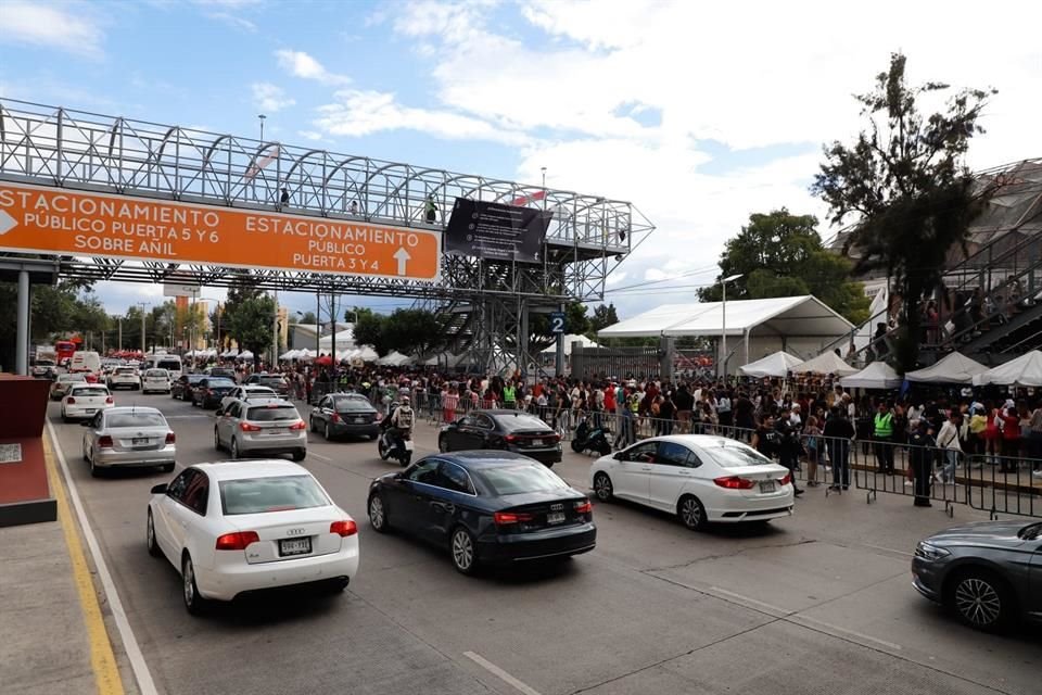 El tráfico comienza a incrementarse debido a la alta cantidad de gente a los alrededores del Foro Sol.