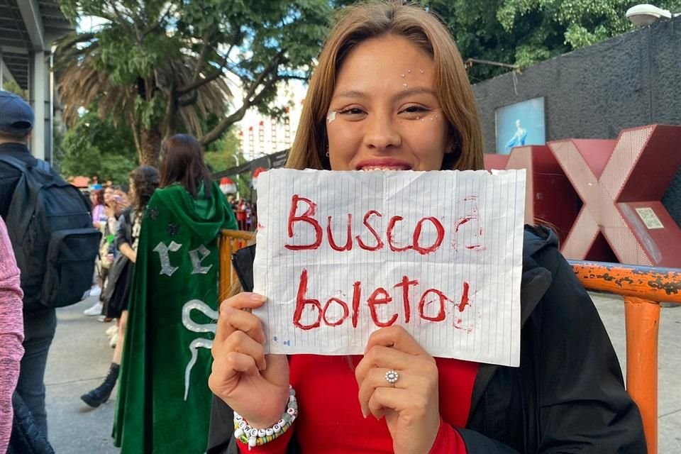 Una fan de Taylor Swift buscaba boleto para ingresar al concierto de la estadounidense y una pareja le terminó regalando la entrada.