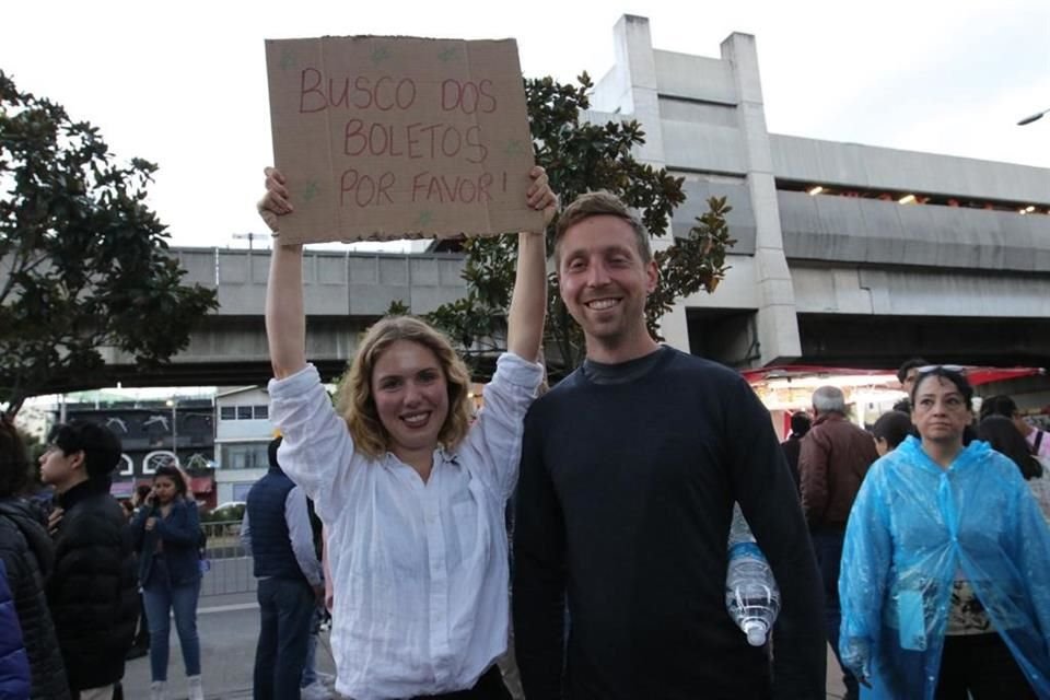 Claire y su novio viajaron desde Australia con la esperanza de poder conseguir entradas.