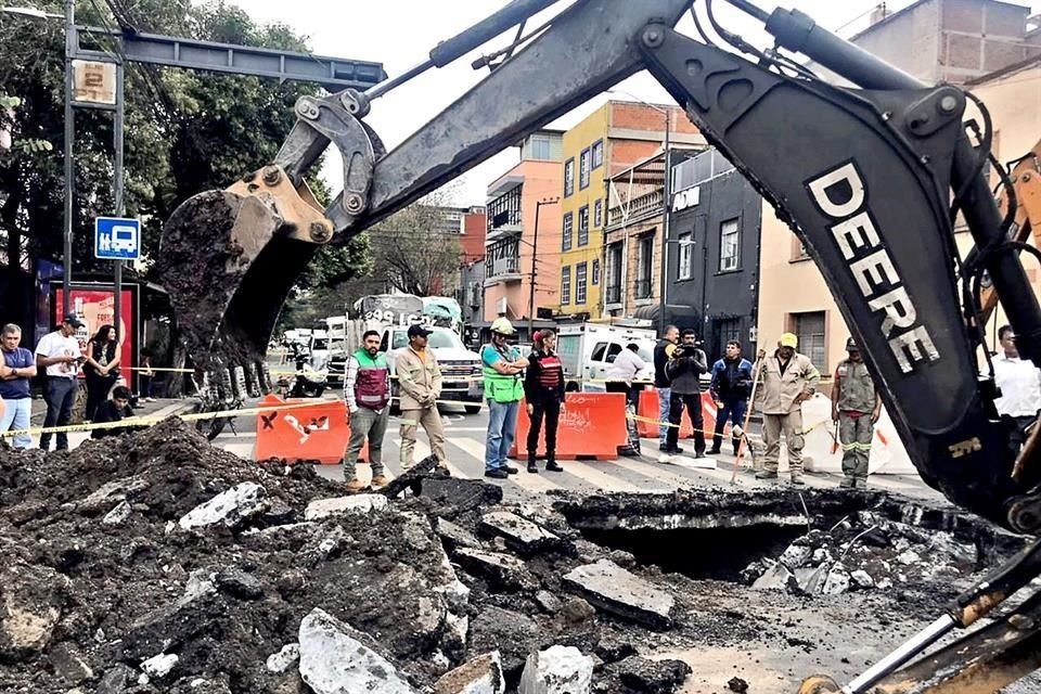 AYER Aunque se trata de un cruce concurrido, el socavón se abrió cuando ningún vehículo, ciclista o peatón pasaba por ahí.