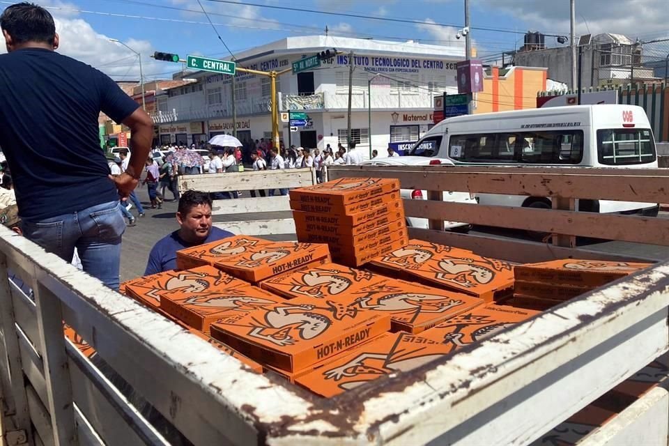 Cerca del mitin de Adán Augusto López en Tuxtla Gutiérrez se repartieron rebanadas de pizza.