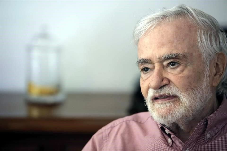 Nacido en Ciudad Juárez en 1945, es autor de 'El juramento', 'El sitio' y 'No hay tal lugar', entre otras obras.