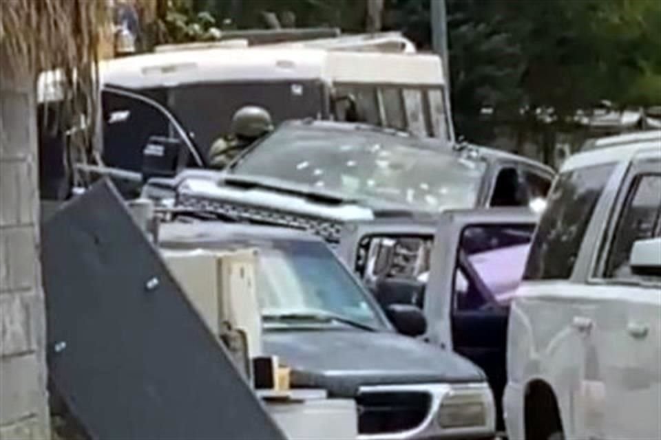 Policías estatales enfrentaron a hombres armados que huían en una camioneta Sierra HD negra de cuatro puertas, de modelo reciente, en cuyo interior quedaron cuatro abatidos.