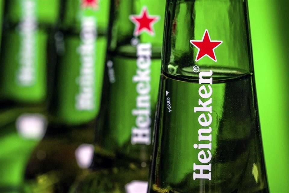 Heineken completó su retiro de Rusia al vender su negocio en 1 euro y asumir pérdidas de 325 millones de dólares.