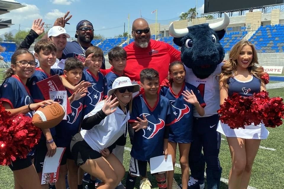 Earl Mitchell y Travis Johnson convivieron con niños regios en el Estadio de Borregos.