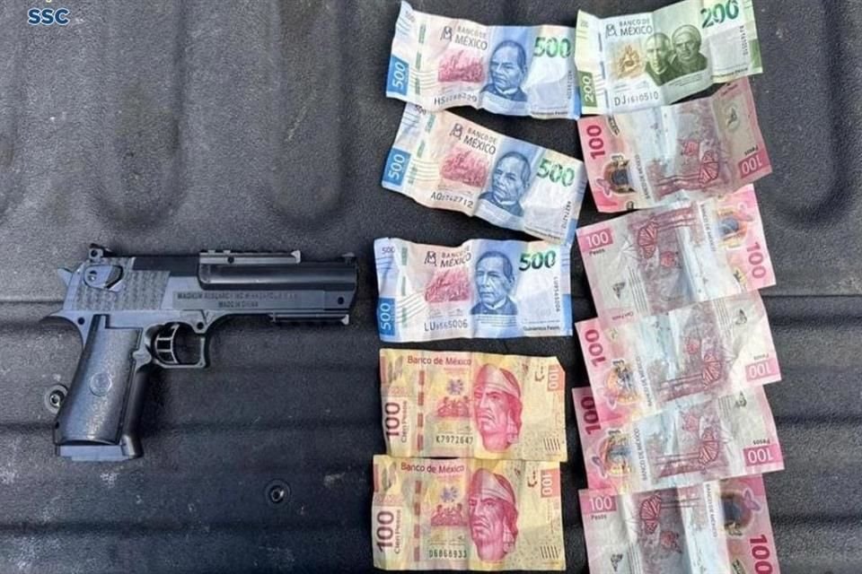 Luego de una revisión, el sujeto fue sorprendido con dinero en efectivo y un arma réplica.