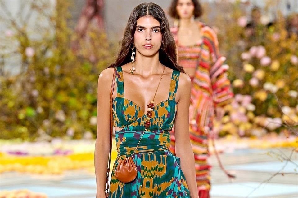 Las prendas vaporosas de telas como la gasa o el chiffón forman parte esencial del vestuario para este verano.