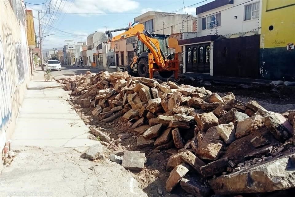 Autoridades remueven y destruye pisos y aceras del siglo 19 para instalar concreto.