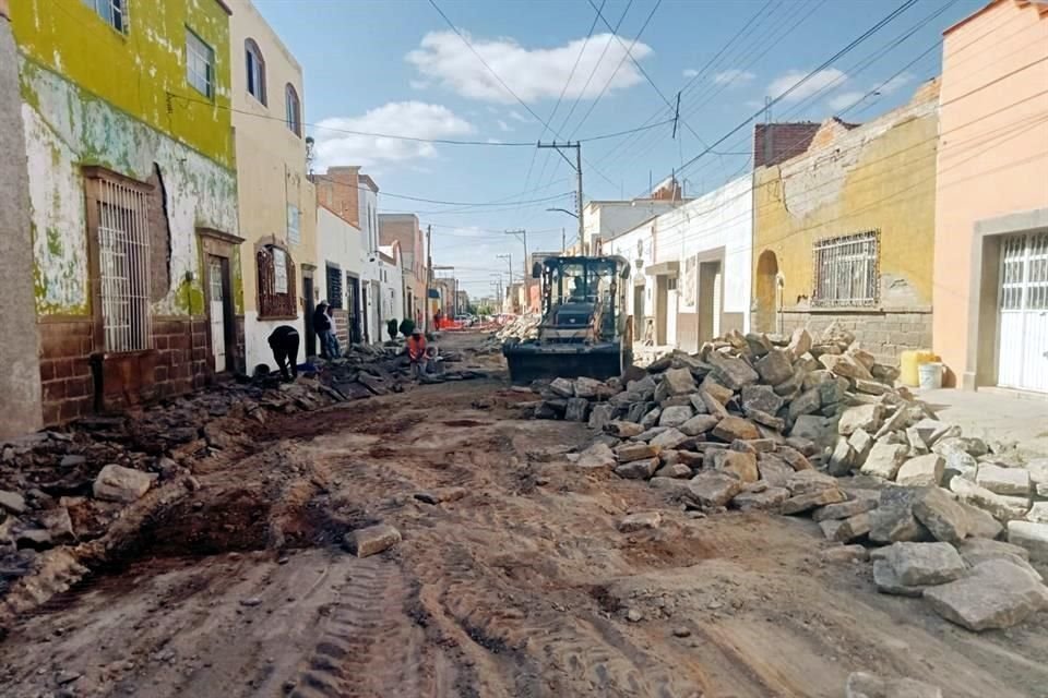 Autoridades remueven y destruye pisos y aceras del siglo 19 para instalar concreto.