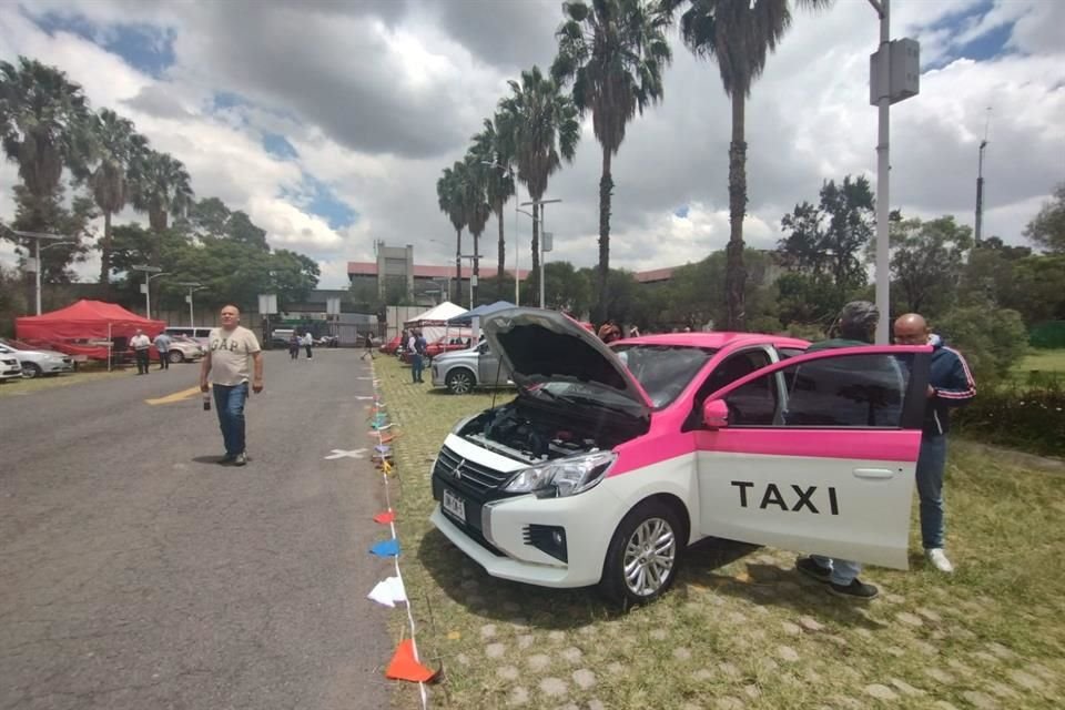 'No nos conviene cambiarlas en tan poco tiempo y menos cuando sabemos que aún están en buenas condiciones', dijo Felipe Martínez, quien acudió a la Segunda Feria del Taxi.