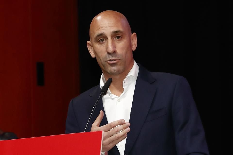 La FIFA suspendió a Luis Rubiales mientras el comité disciplinario español investiga la conducta que tuvo en la Final del Mundial Femenil.