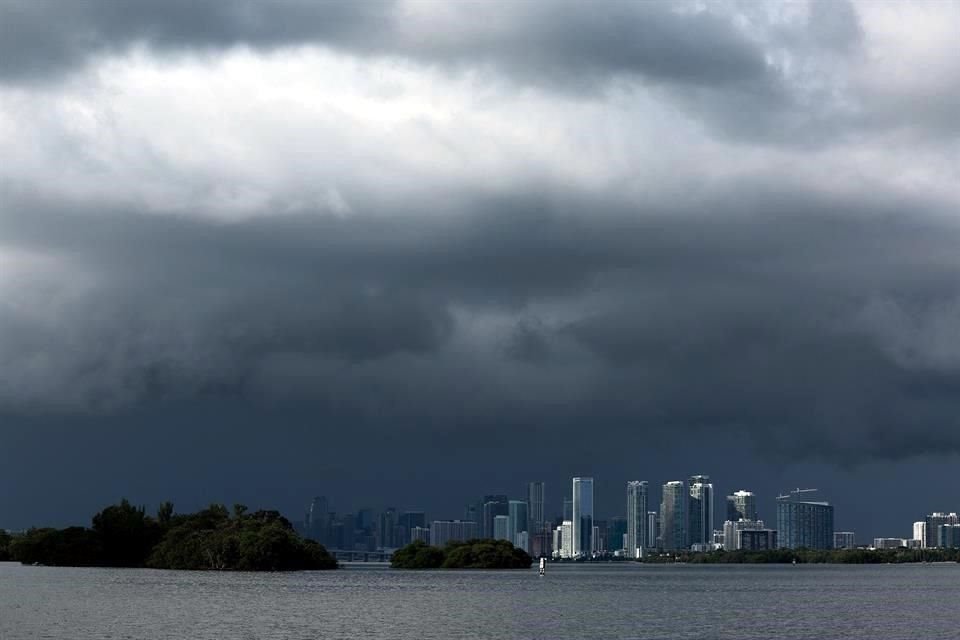 El Gobernador de Florida, Ron DeSantis, declaró estado de emergencia para la mayor parte de la costa del Golfo del la entidad, a medida que los meteorólogos prevén una tormenta tropical.