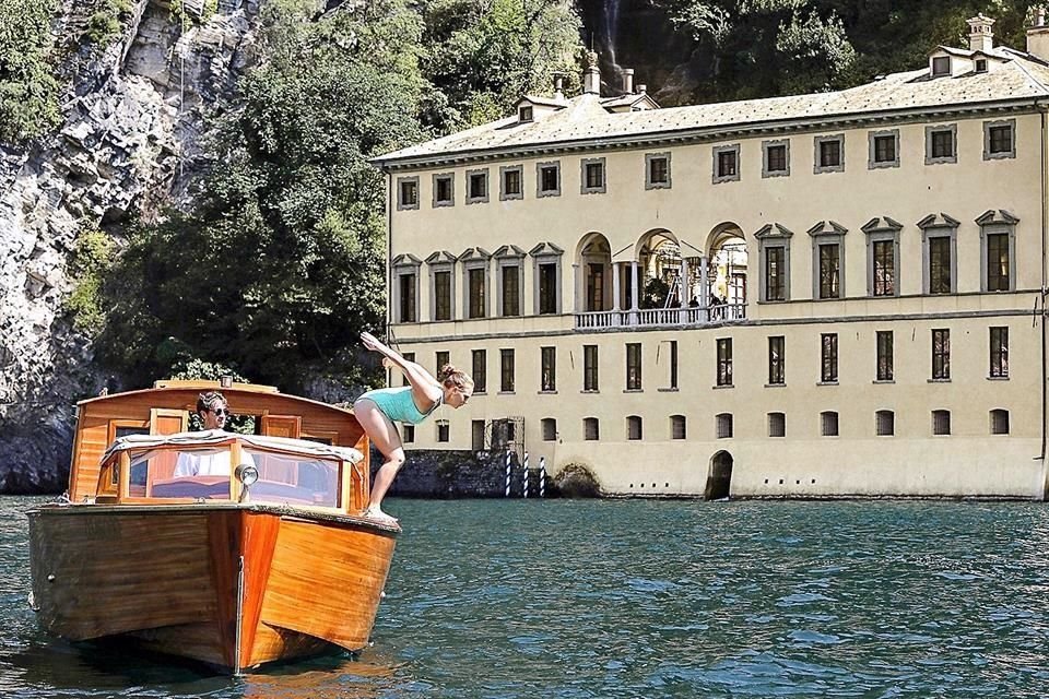 Enmarcado por impresionantes montañas alpinas y rodeado por pintorescos pueblos, Lago de Como atrae a viajeros especializados en el lujo.