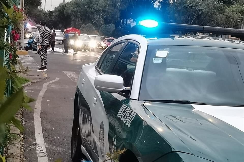 'El señor como que perdió el control de su auto y terminó ahí estampado. Las personas corrieron para ayudarlo pero lo vieron mal y llamaron a la ambulancia', dijo una vendedora.  