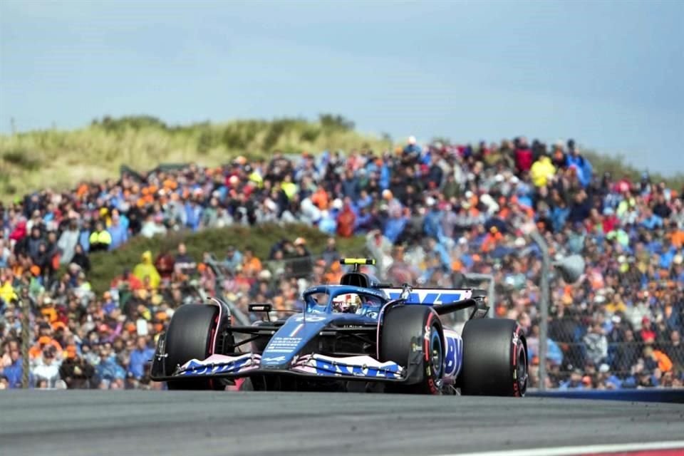 Pierre Gasly se vio beneficiado por las sanción a Checo Pérez y completó el podio.