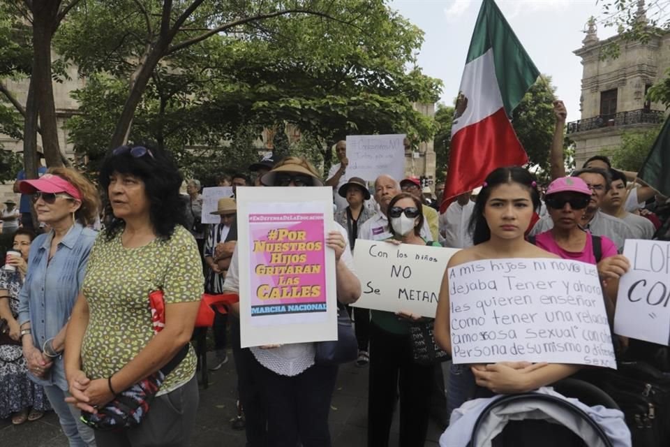 La agrupación Unidos por la Libertad Jalisco también estuvo entregando folletos alusivos con la leyenda '¿Qué es ideología de género?'.