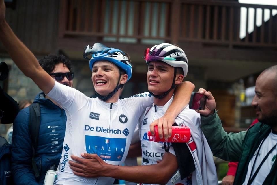 Isaac del Toro recibiendo las felicitaciones por conquistar el Tour de Francia Sub 2023.