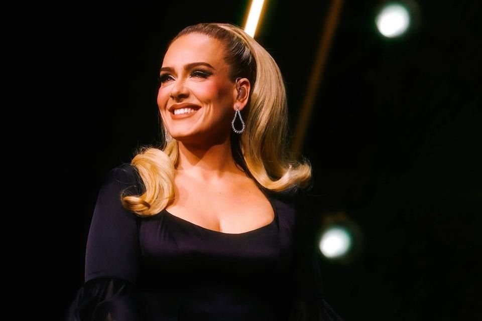 Adele reveló que durante su residencia en Las Vegas se desplomó atrás del escenario por un problema en la ciática que tiene desde hace años.