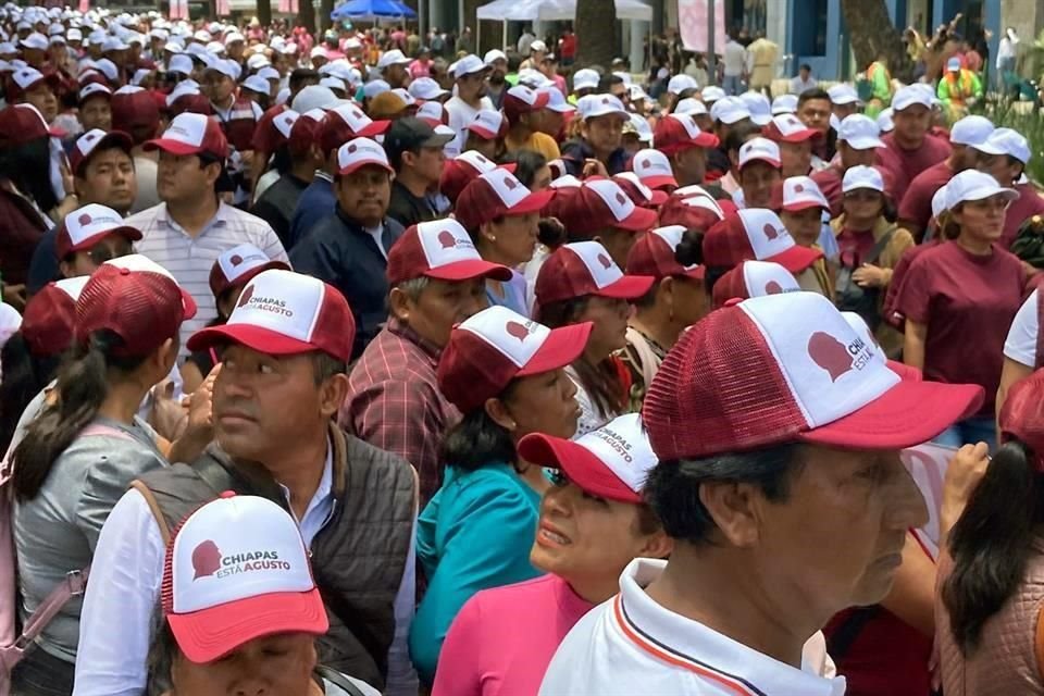 Grupos de simpatizantes de Chiapas acudieron al mitin en el Monumento a la Revolución.