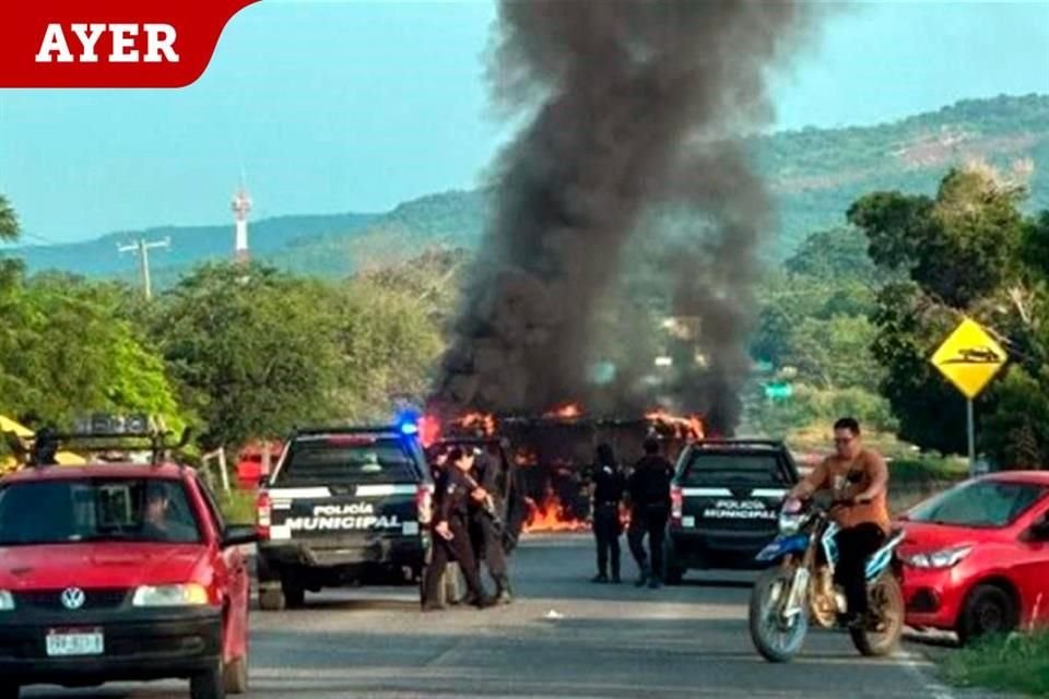 Grupos criminales bloquearon carreteras, quemaron negocios y atacaron a policías en Tierra Caliente.