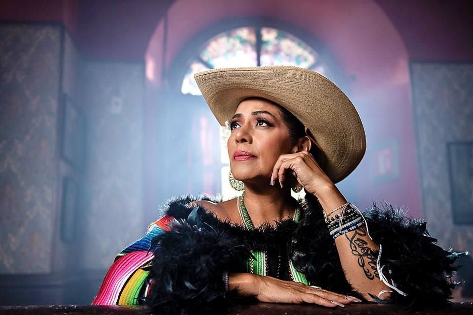 Lila Downs expresa sus memorias y sentir tras el fallecimiento de su esposo Paul Cohen en el álbum 'La Sánchez'.