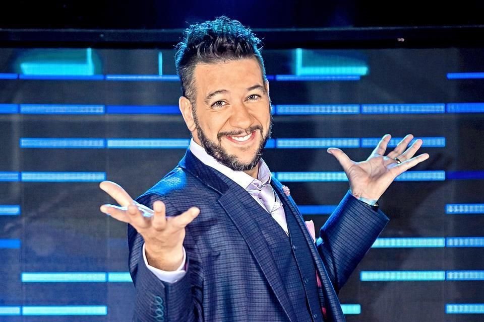 El conductor goza estar al frente del programa dominical 'Veo Cómo Cantas'.