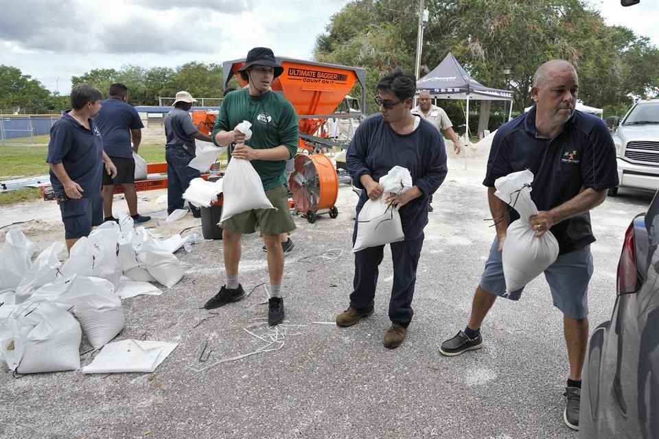 Residentes de Florida se preparan para la llegada de 'Idalia'.