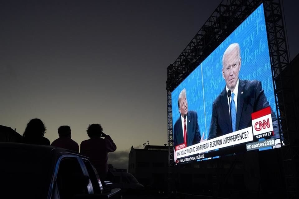 Personas observan un debate entre Joe Biden y Donald Trump el 22 de octubre del 2020.