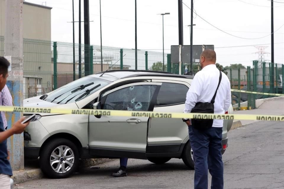 Un hombre fue asesinado a balazos cuando circulaba abordo de su camioneta frente al centro comercial Macro Plaza Tecamac.