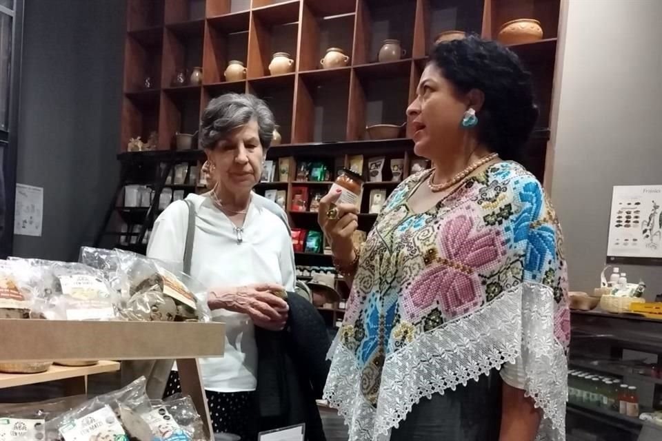 La senadora Isabel Allende Bussi durante un recorrido en Los Pinos con Alejandra Frausto, Secretaria de Cultura. En la imagen, durante una conversación en la tienda del Fonart.