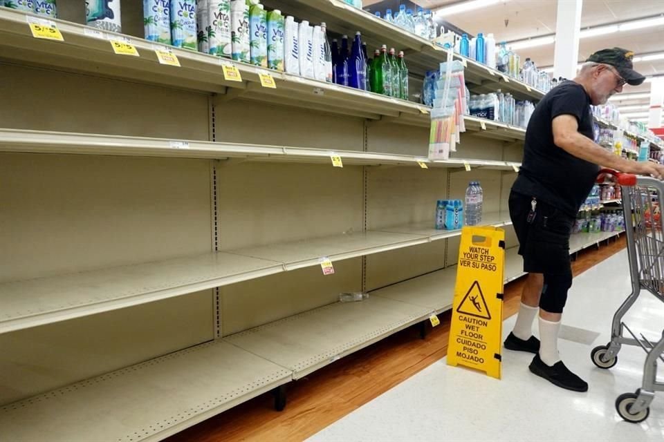 La gente se abastece de artículos antes de la posible llegada del huracán.